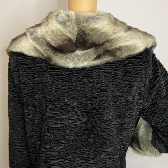 Vintage elegant faux sheepskin and fur collared sleeved black mid length coat! - Picture 7 of 9